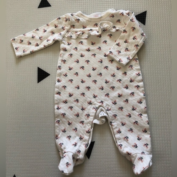 Baby on board|Baby girl white quilted footsie pajamas in floral print w ruffles• - Picture 3 of 4